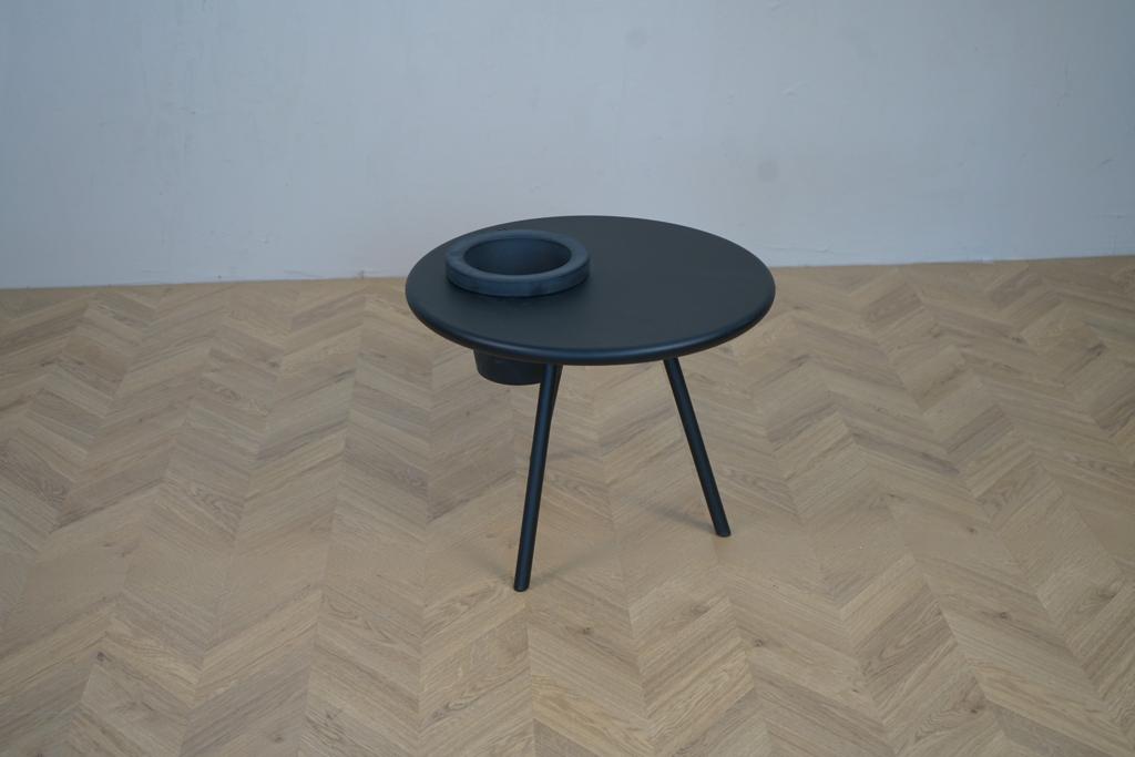 Fatboy Bakkes sofabord i sort, 60x60x49 cm, med integreret plantepotte – velegnet til inde og ude.